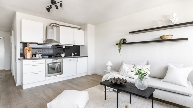 Romløsningen er meget effektiv, stuen og kjøkkenet samlet i åpen løsning.