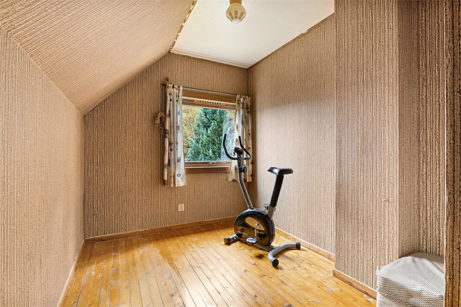 Soverom 3 på loft med strie på vegg og delvis tak, samt originale tregulv