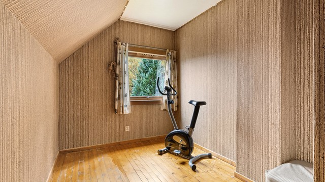 Soverom 3 på loft med strie på vegg og delvis tak, samt originale tregulv