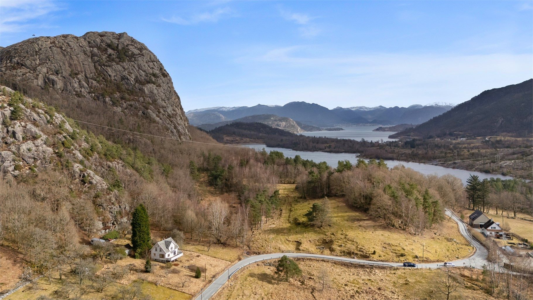 Eiendommen ligger i naturskjønne omgivelser.