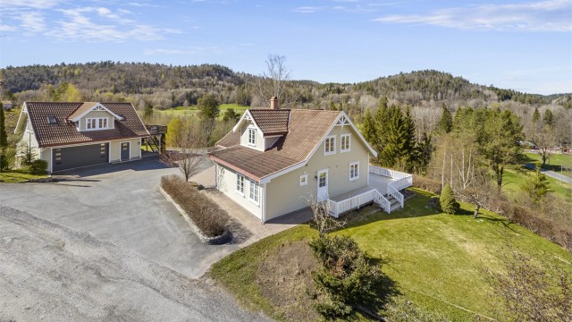 Velkommen til Lihausen 15- en innholdsrik, romslig eiendom med enebolig over to etasjer, stor dobbel garasje med leilighet.