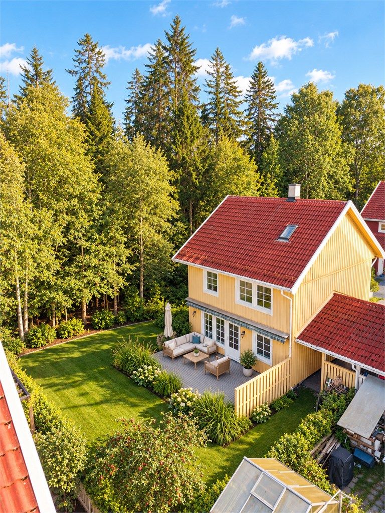 Velkommen til Spenningen 15. Bildet er Ki generert for å illustrere hvordan hage og uteplass kan bli med litt kjærlighet. Bildet kan fravike fra virkeligheten og eiendommen må besiktiges ved visning. 