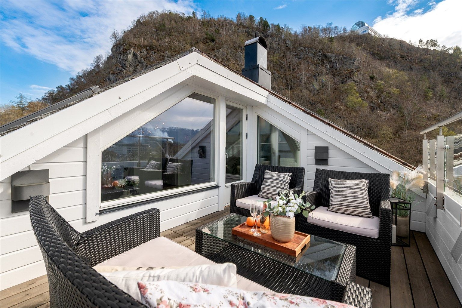 Utsikt fra terrassen mot Byfjellet i bakkant.