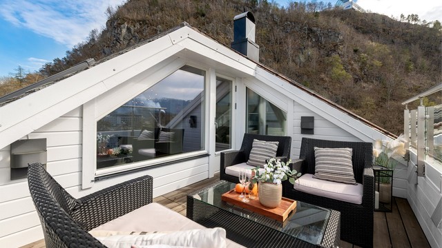 Utsikt fra terrassen mot Byfjellet i bakkant.