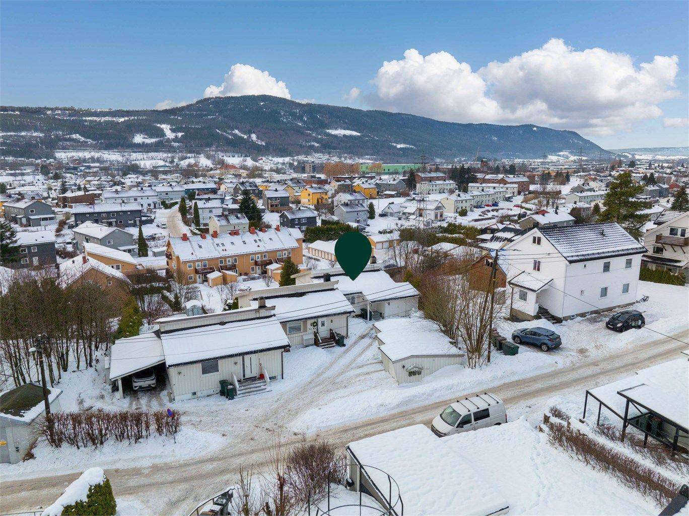 Dette er en innholdsrik kjedet enebolig, med raus takhøyde og flott utsikt. 
Foto: Morten Woldstad