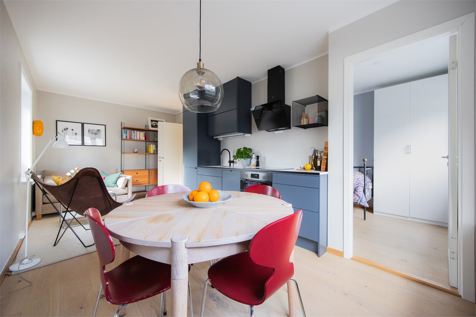 Velkommen til en smakfull, oppusset 2-roms eierseksjon med ettertraktet beliggenhet.