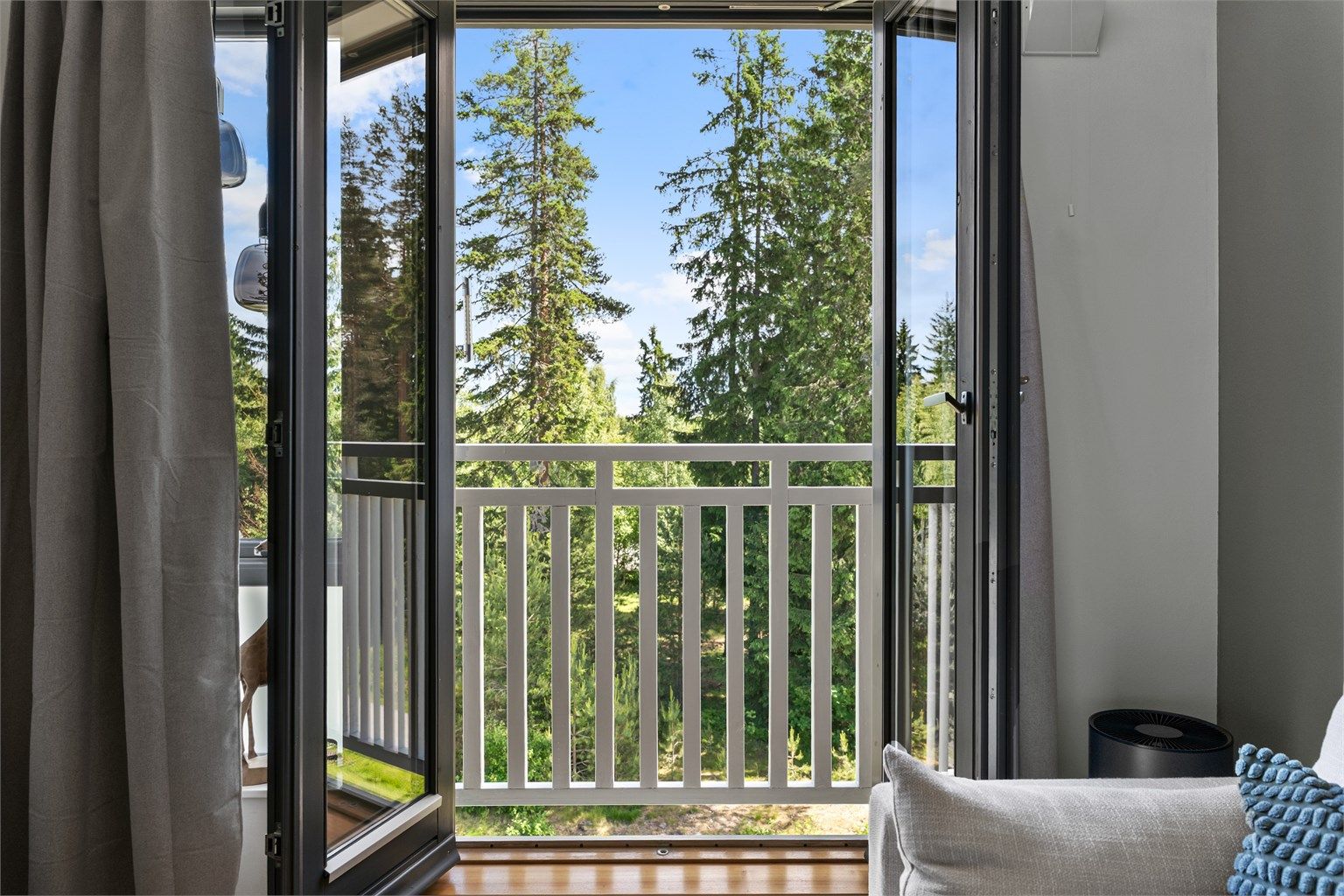 Den franske balkongen er sørvendt og åpner opp mot rolige, grønne omgivelser.