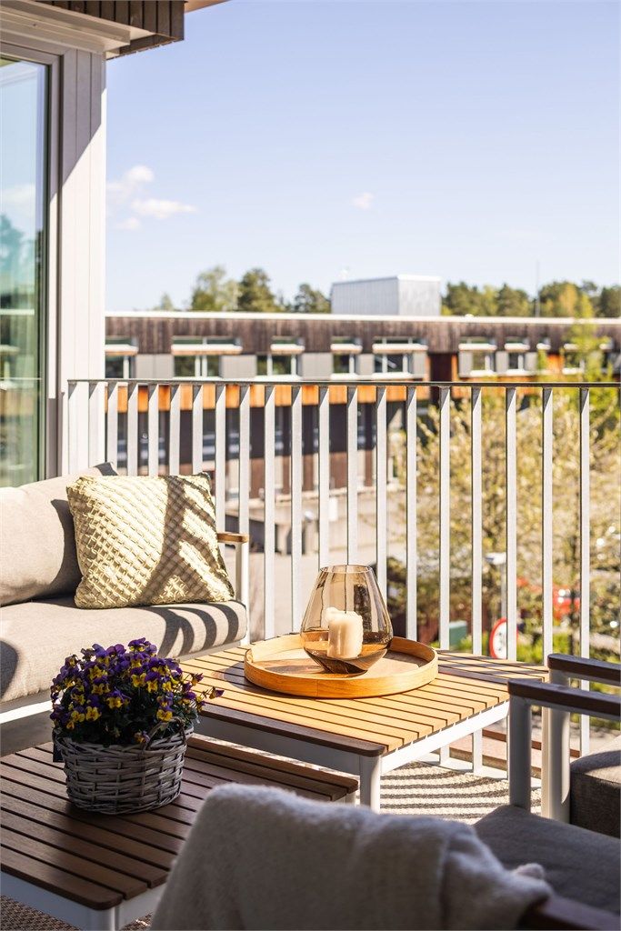 Høytliggende, stor, solrik og overbygget balkong med flott utsyn.