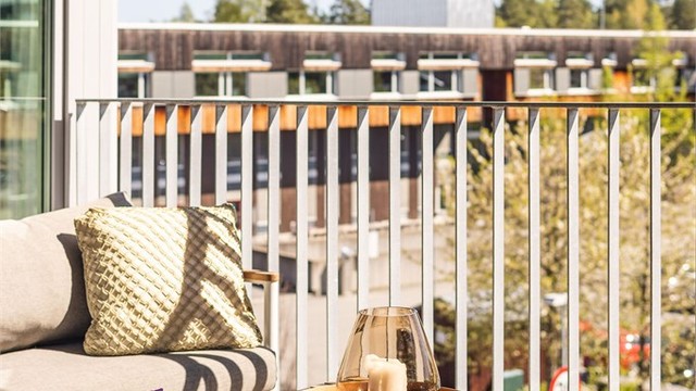 Høytliggende, stor, solrik og overbygget balkong med flott utsyn.