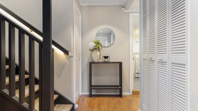 Gang i underetasjen med trapp opp til oppholdsrommene i første etasje.