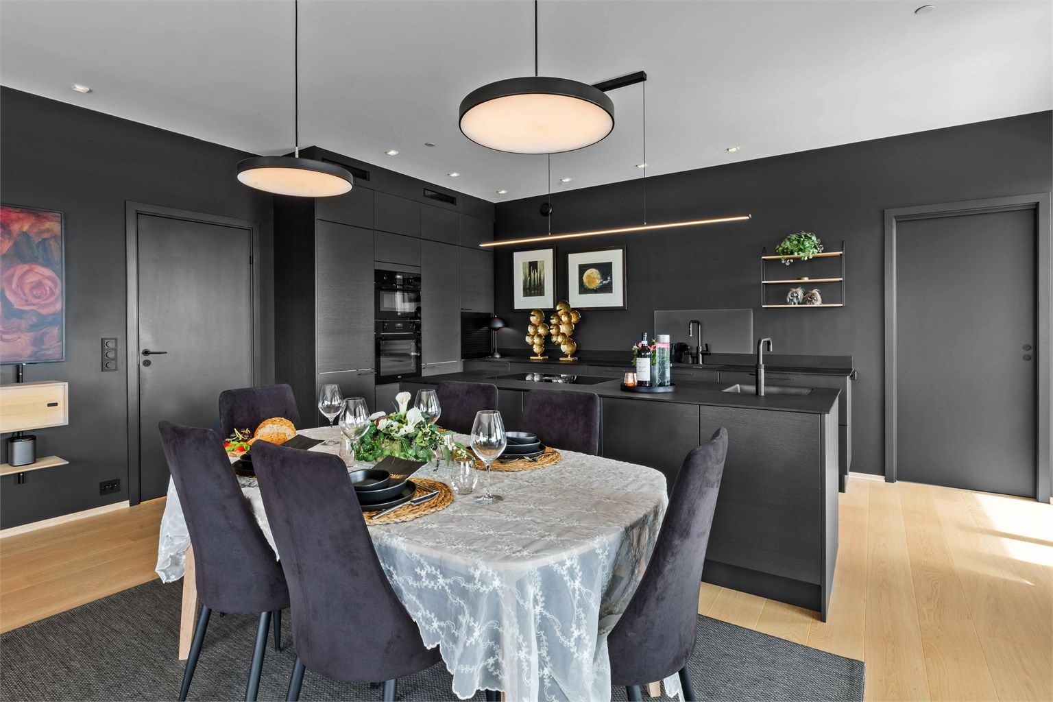 God plass til spisestue mellom kjøkken og stue.