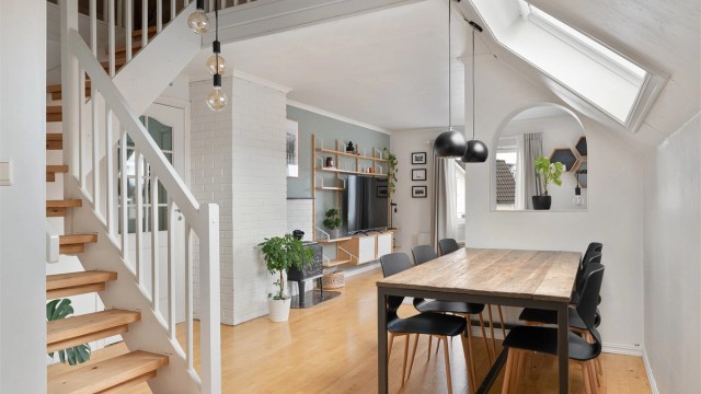 Spennende leilighet over to plan.