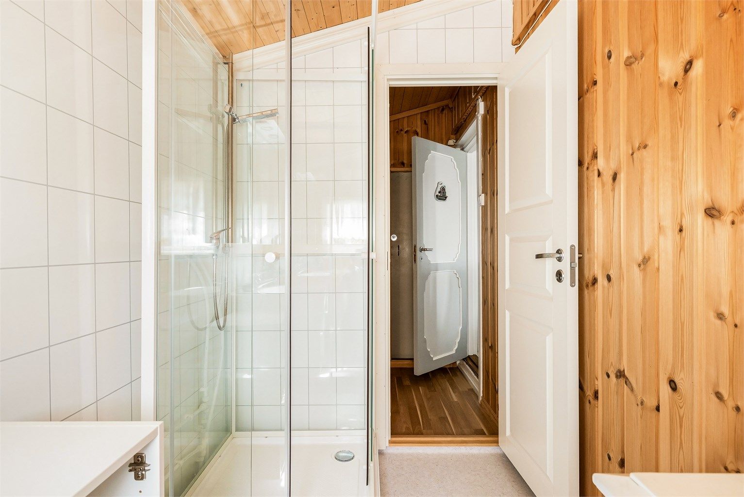 Dusjkabinettet med glassvegger ble installert i 2018.