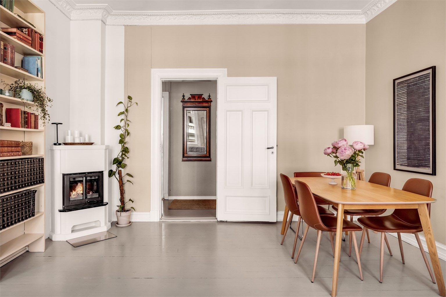 Rommet har god plass til både sofagruppe og spisebord, med fleksible møbleringsmuligheter. 
