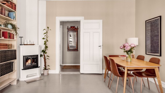 Rommet har god plass til både sofagruppe og spisebord, med fleksible møbleringsmuligheter.