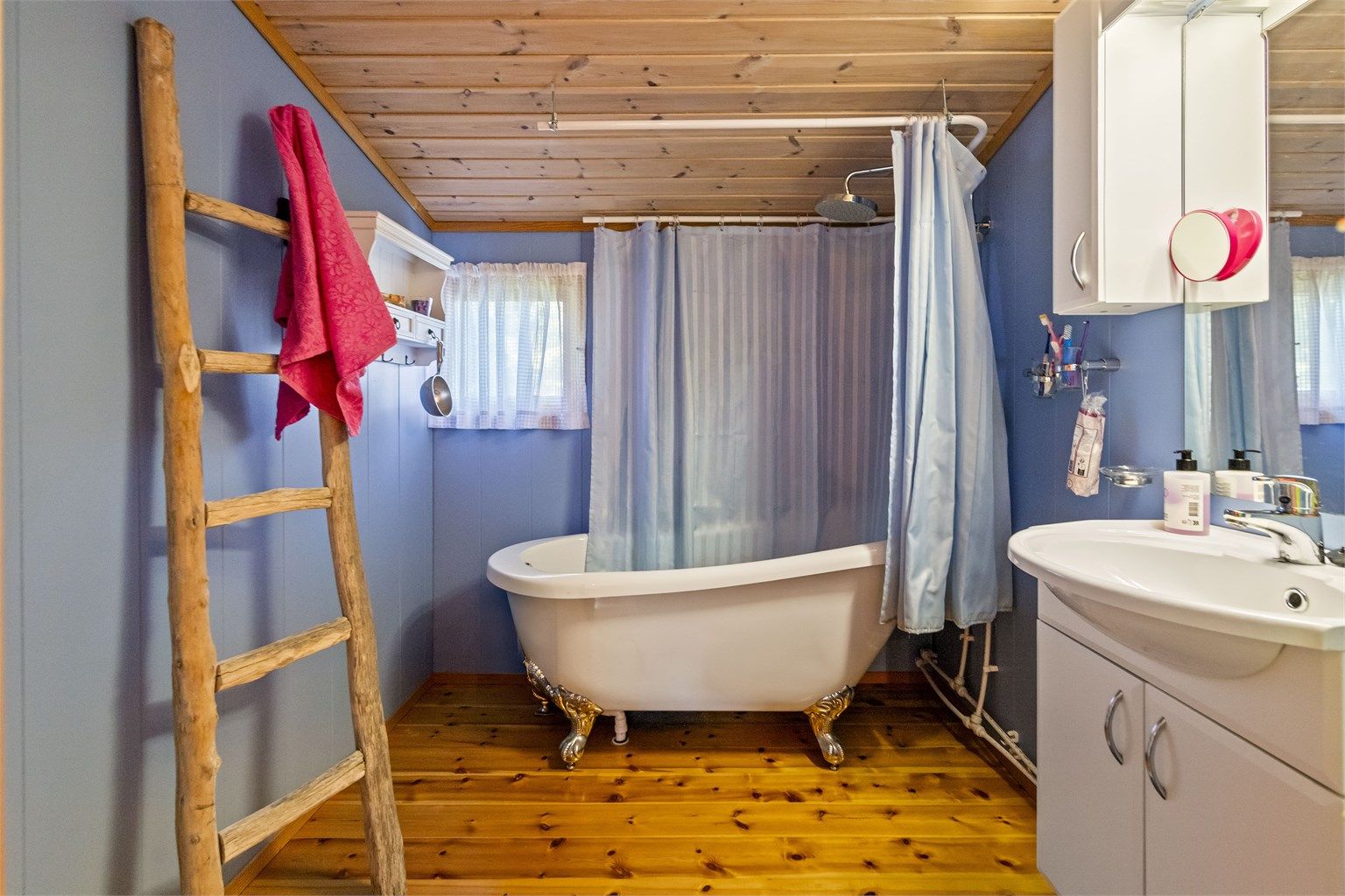 Badet ble etablert i tilbygget fra 2000 og har heltre gulvbord og malte trefiberplater på veggene.