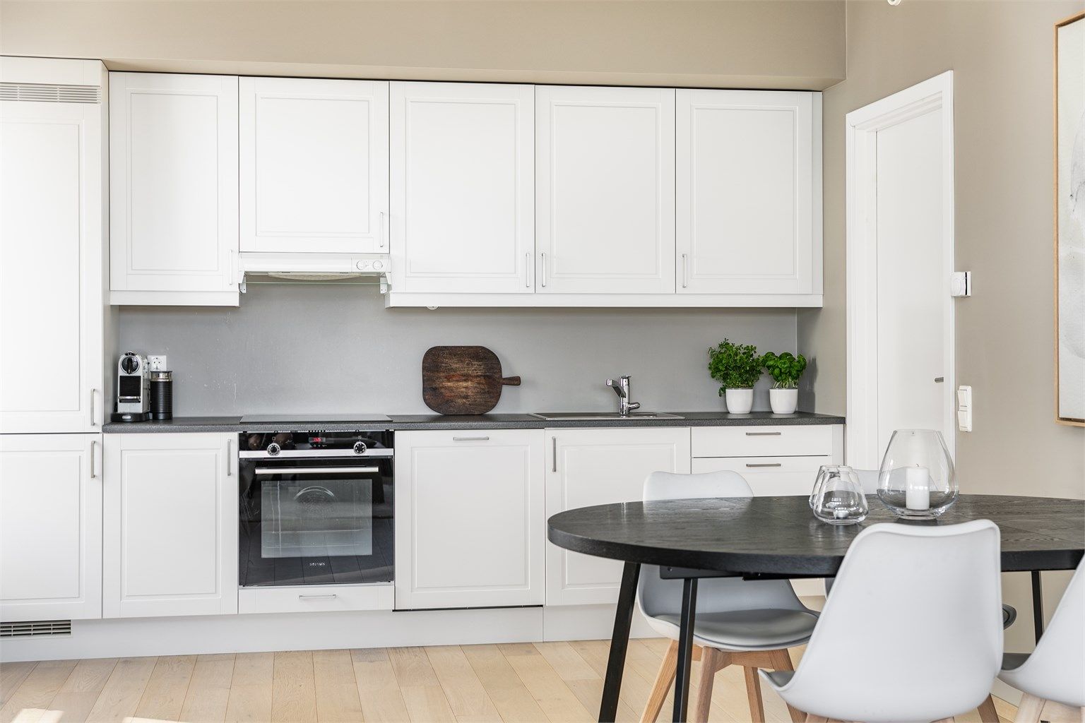 Kjøkkeninnredningen er fra kvalitetsprodusenten Sigdal.