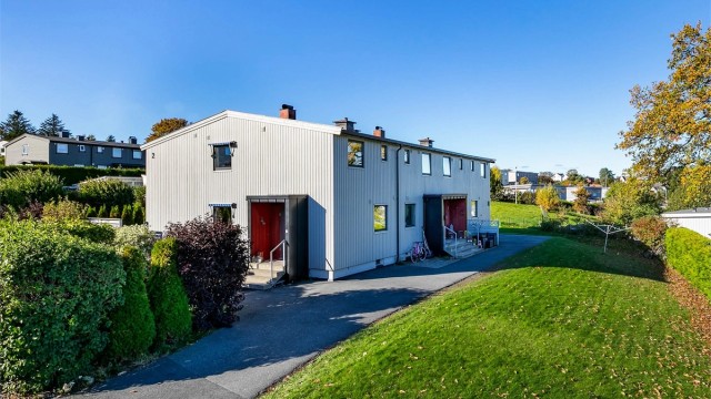Den attraktive plasseringen i husrekkens ende gir fordeler som tilhørende hage på to sider og et inngangsparti som ikke deles med andre.