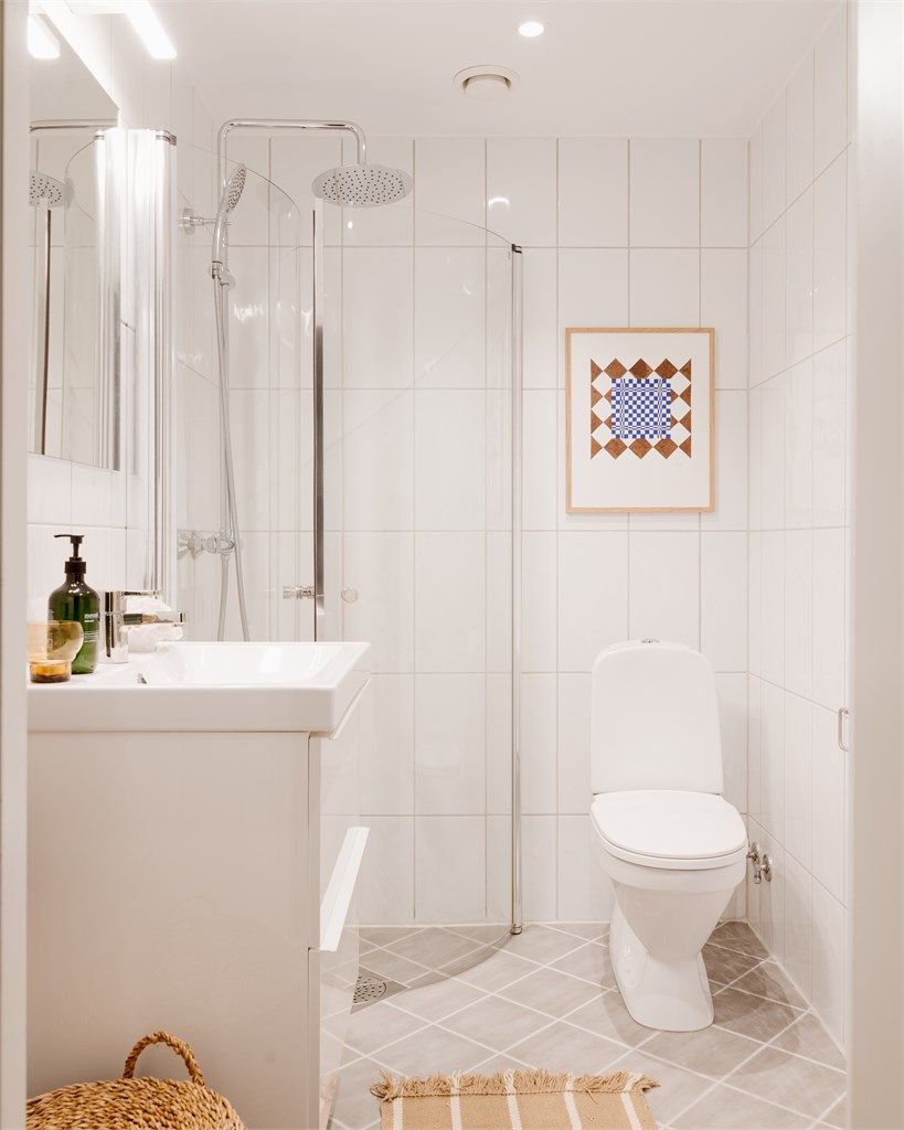 Rent og ryddig bad fra byggeår 2008. Badet ble ytterligere oppgradert i 2020 med lekker innredning og opplegg for vaskemaskin.