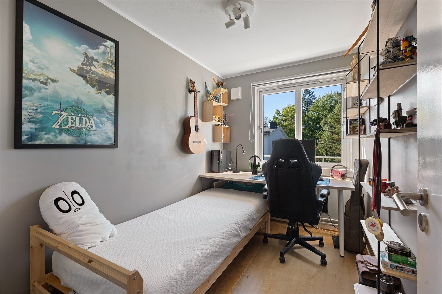 Det andre soverommet egner seg godt som barnerom, gjesterom eller kontor.