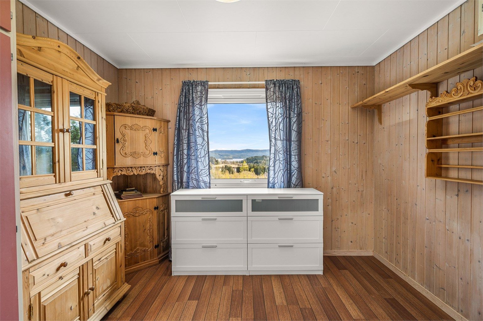 Et av to soverom på 9 kvm. Her har man god plass til dobbeltseng av ønsket størrelse, nattbord og garderobeskap. 