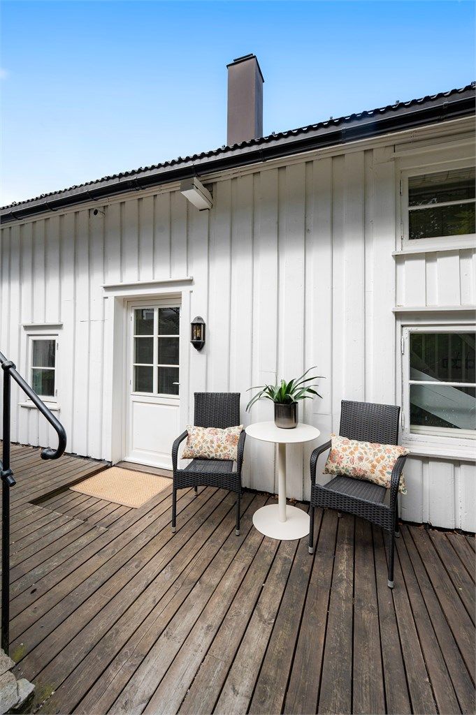 Uteplassen gir mulighet for en hyggelig sittegruppe.