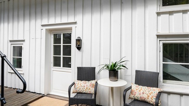 Uteplassen gir mulighet for en hyggelig sittegruppe.