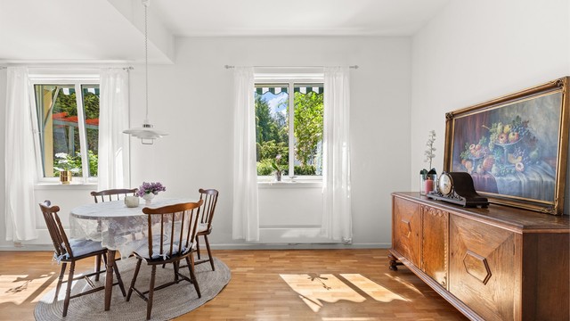 Hjørneleilighet med store vindusflater i to himmelretninger som sørger for at leiligheten bades i lys.