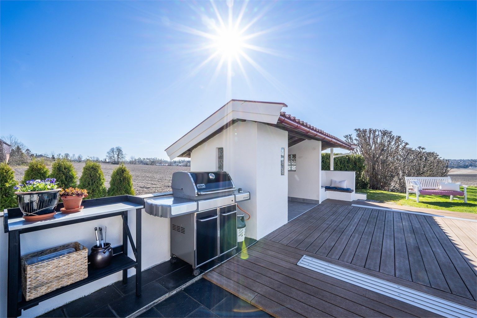 Ved bassenget er det etablert et praktisk badehus med grillplass.