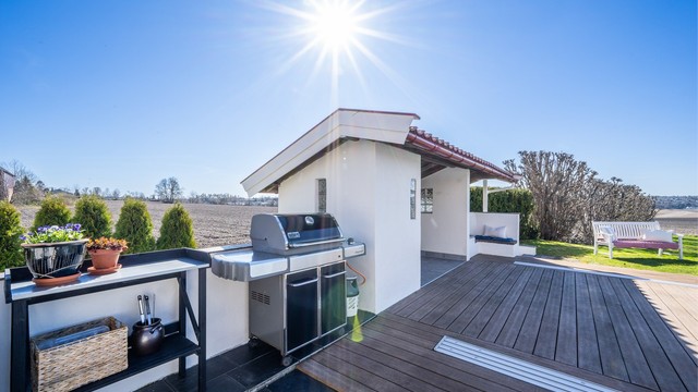 Ved bassenget er det etablert et praktisk badehus med grillplass.