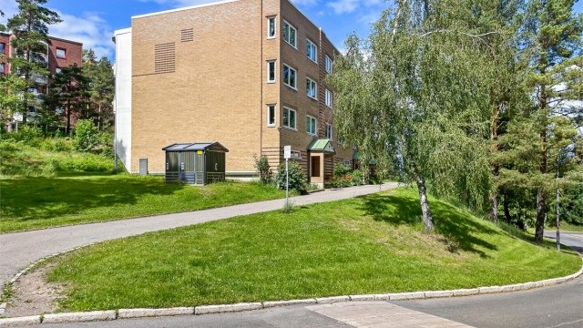 Leiligheten ligger i en veletablert boligblokk omgitt av grønne uteområder og godt vedlikeholdte fellesarealer.