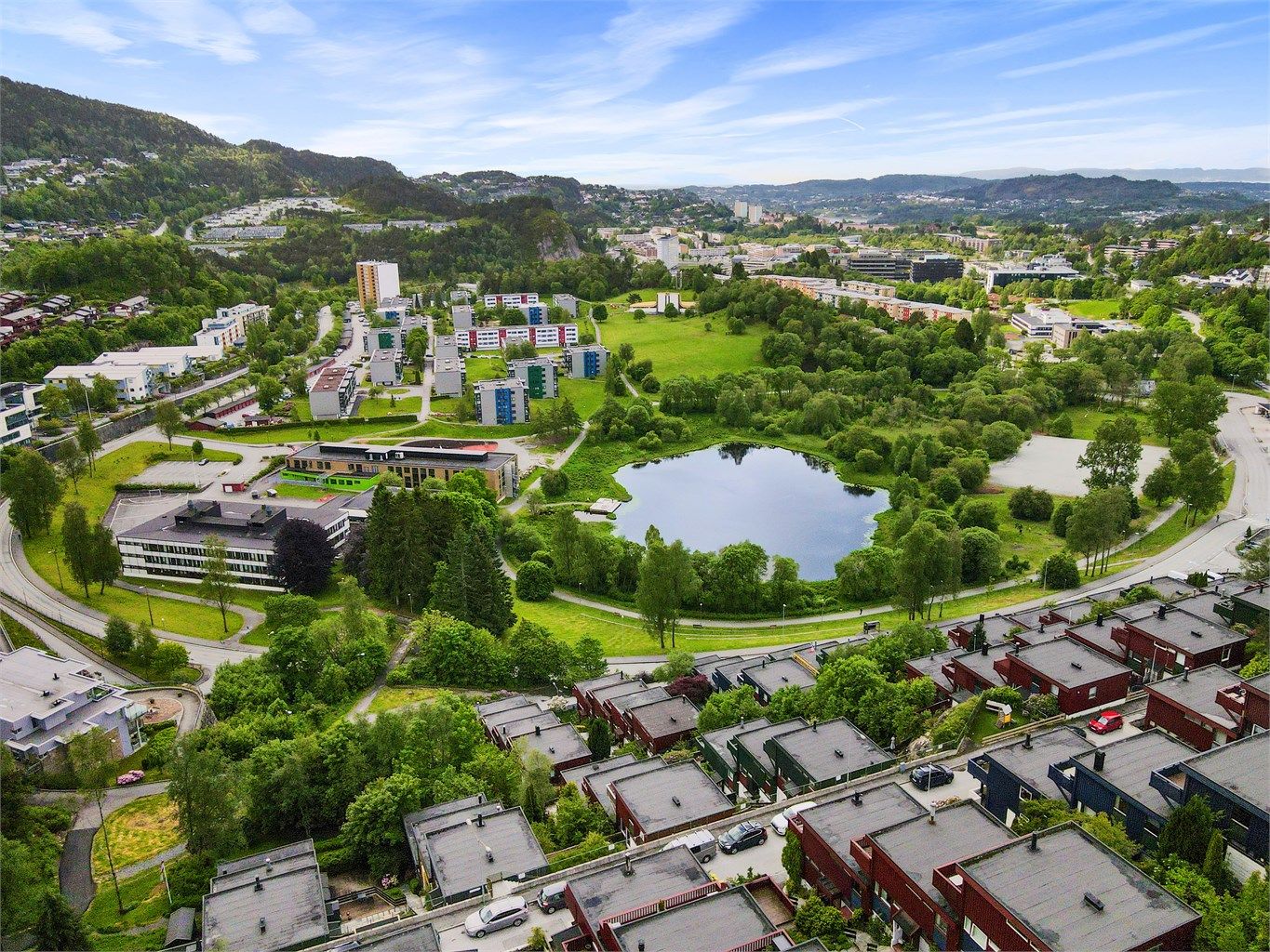 - Kort gangavstand til Oasen senter, Rema 1000, skoler og barnehager -