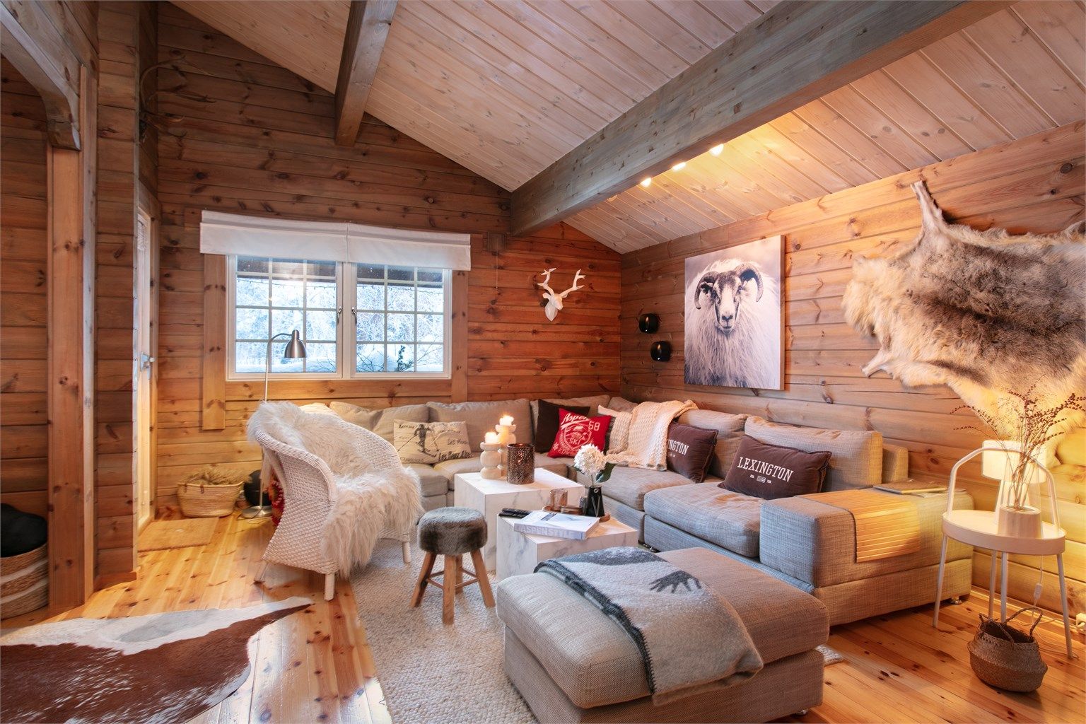 Det er utgang fra stue til dels overbygd terrasse