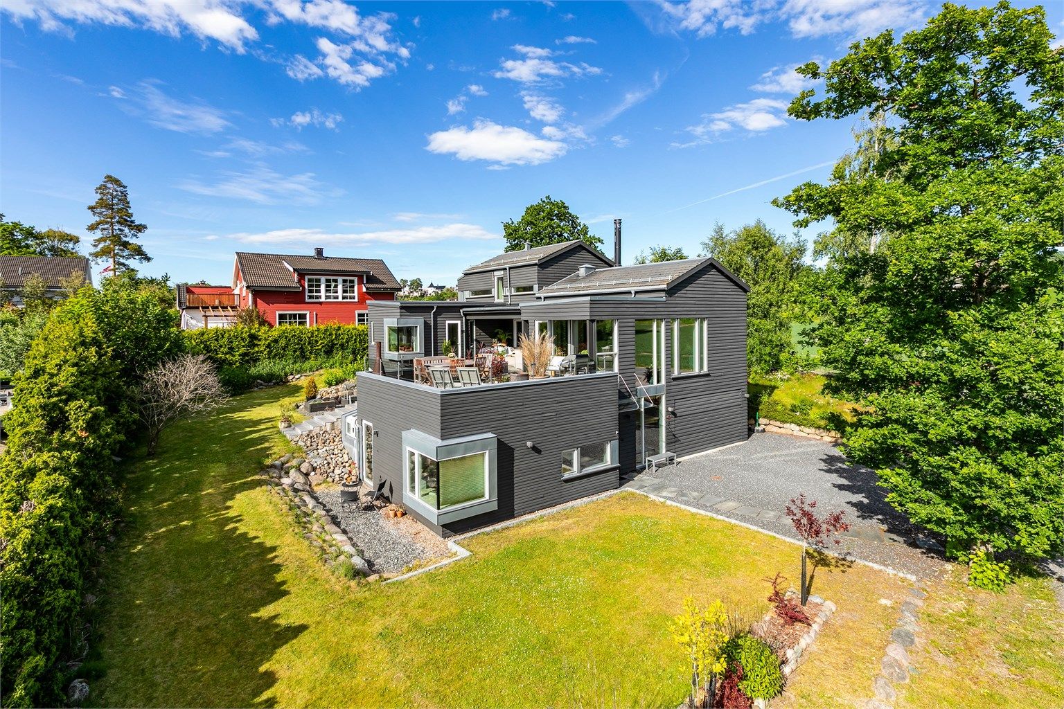 Boligen ble oppført i 2013/2014 etter tegninger av arkitekt Tom-Rich. Kristiansen, skreddersydd for å utnytte tomten, lysforholdene og utsikten.