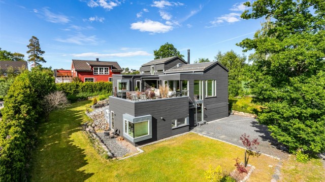 Boligen ble oppført i 2013/2014 etter tegninger av arkitekt Tom-Rich. Kristiansen, skreddersydd for å utnytte tomten, lysforholdene og utsikten.