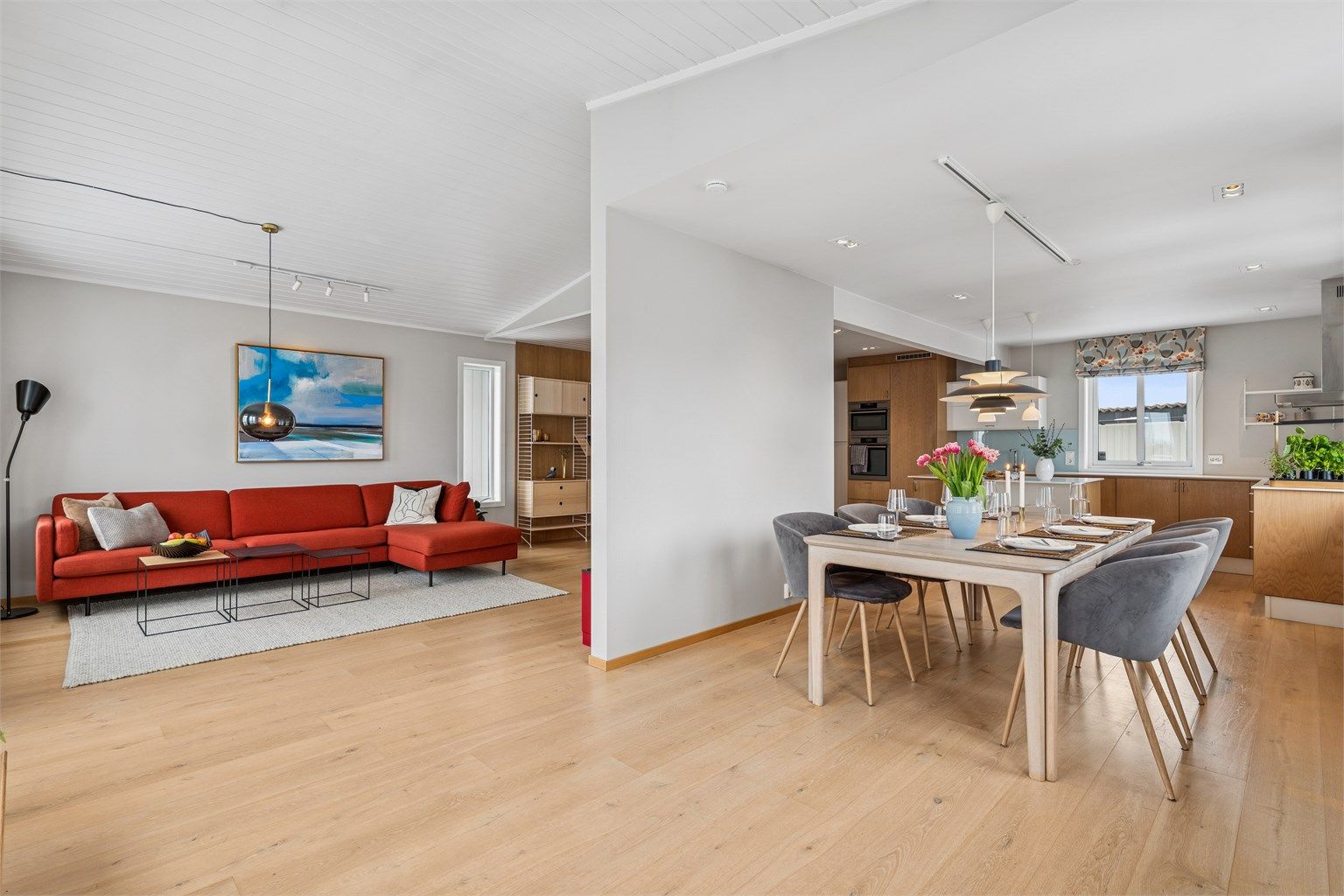 Det er god plass til spise- og sofagruppe som har sine naturlige møbleringssoner i rommet. 