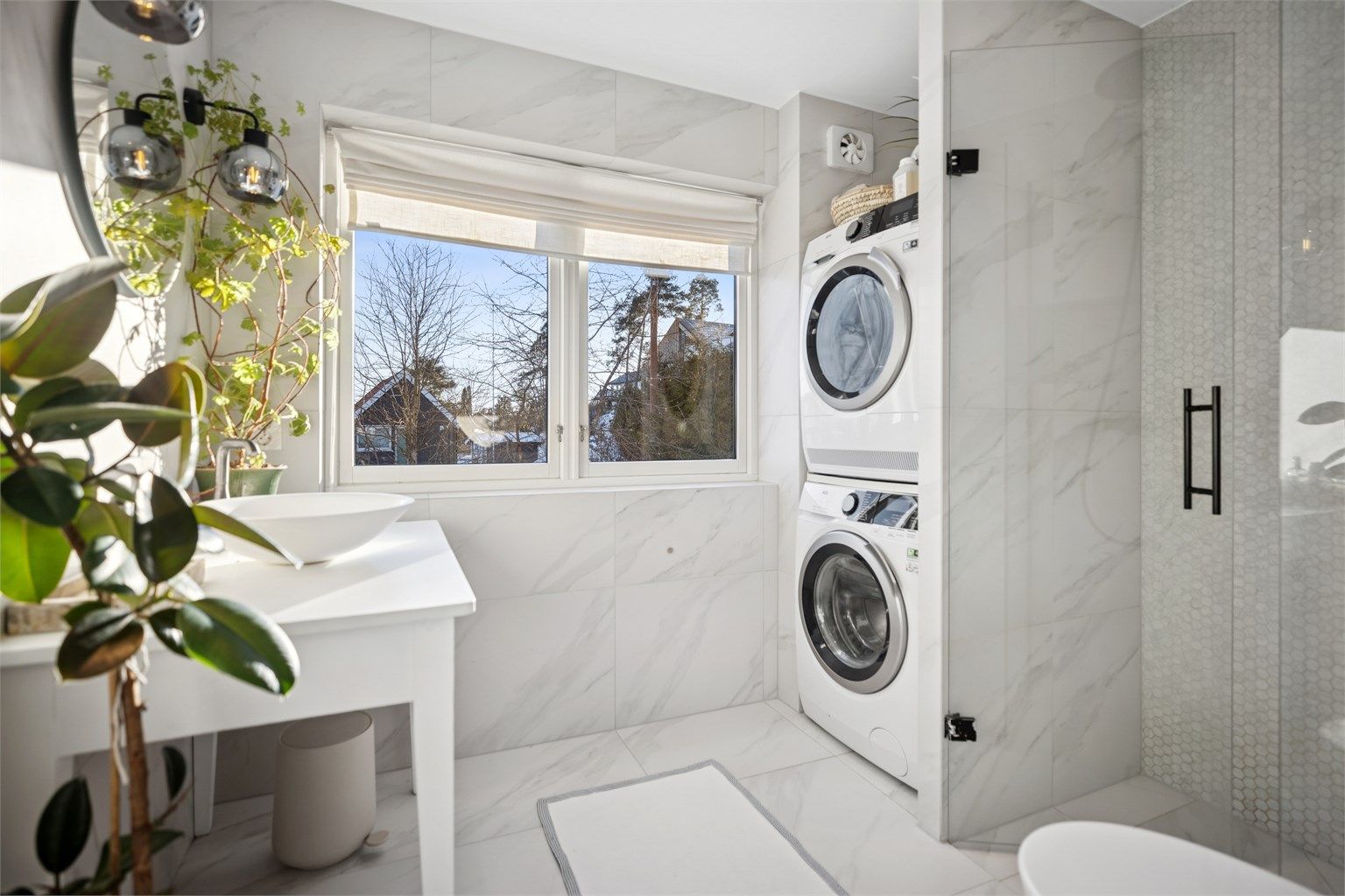 Delikat og moderne baderom, oppusset i 2020, med flislagt gulv med gulvvarme og flislagte vegger.