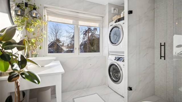 Delikat og moderne baderom, oppusset i 2020, med flislagt gulv med gulvvarme og flislagte vegger.