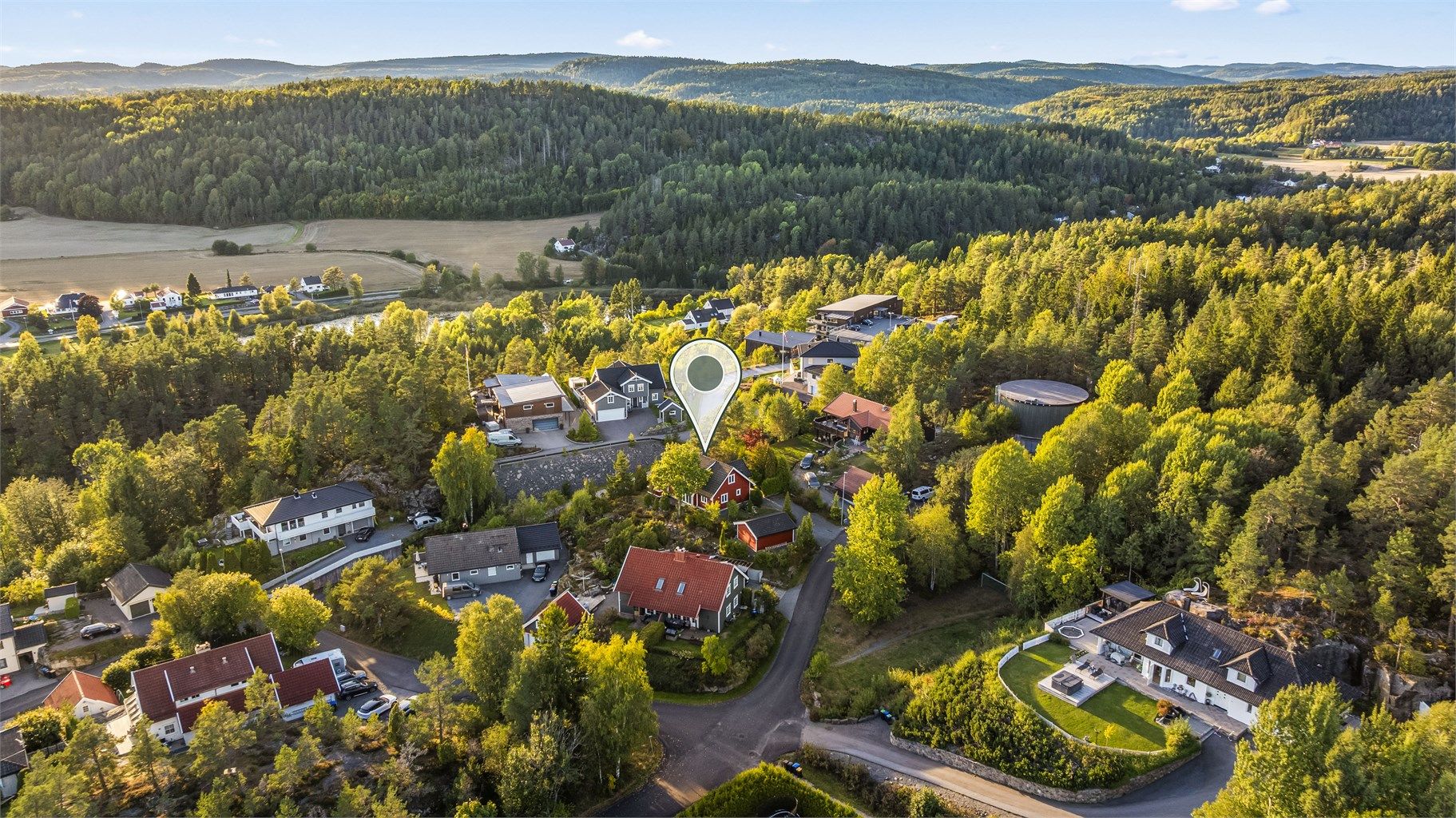 Eiendommen har en attraktiv plassering øverst i feltet, omkranset av skog og natur.