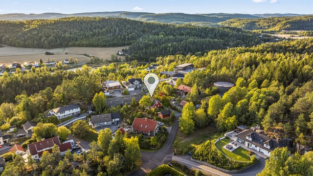 Eiendommen har en attraktiv plassering øverst i feltet, omkranset av skog og natur.