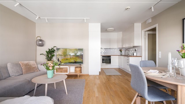 Åpen kjøkkenløsning fra Sigdal med moderne og stilren innredning med god skap og benkeplass