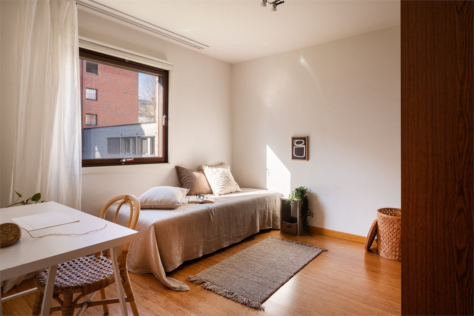 Leilighetens andre soverom vender mot den rolige bakgården.