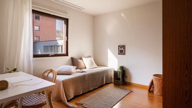 Leilighetens andre soverom vender mot den rolige bakgården.