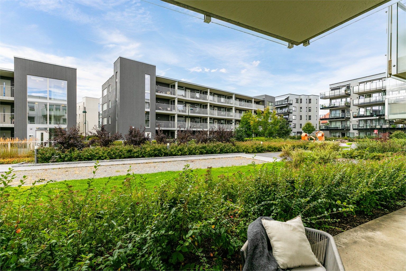 Utsyn mot Glassverkets pent opparbeidede fellesarealer.
