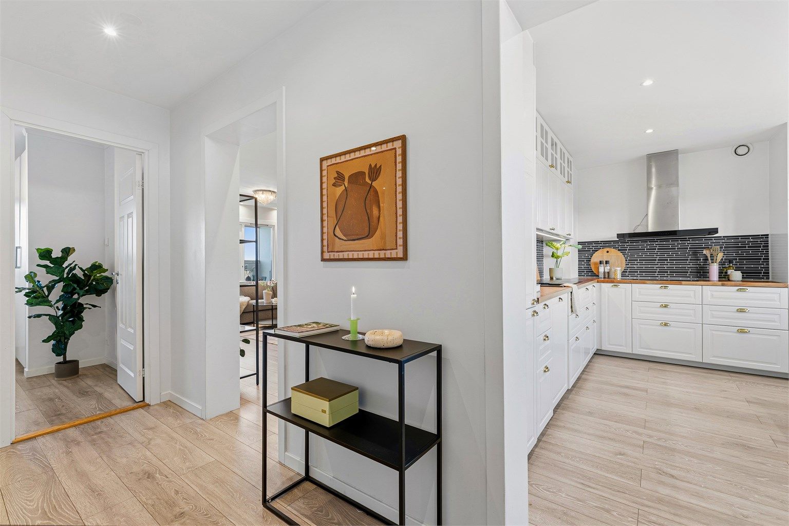 Smart planløsning, med adskilt kjøkken og stue.