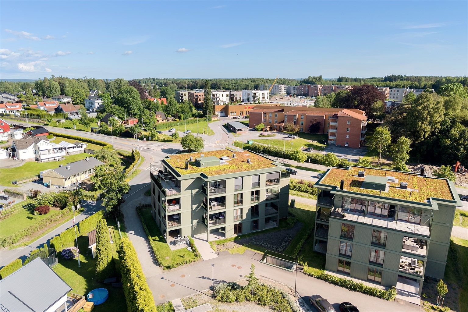 Leiligheten ligger i et nyere boligområde i Solbergskogen.