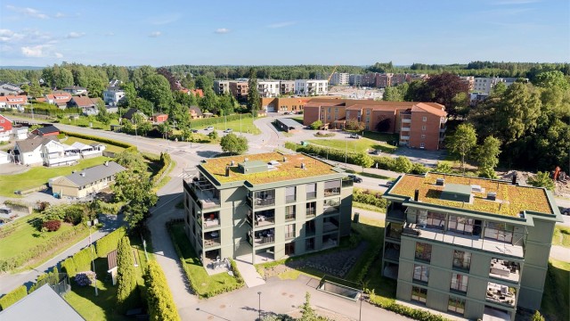Leiligheten ligger i et nyere boligområde i Solbergskogen.