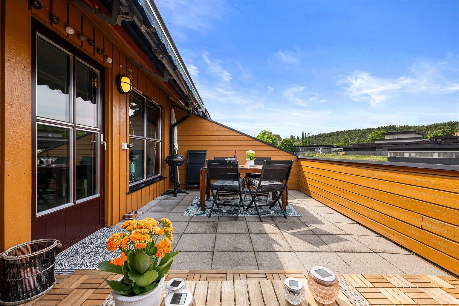 Balkongen har god plass til både utemøbler, blomster og annet tilbehør. 