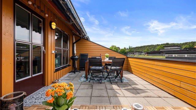 Balkongen har god plass til både utemøbler, blomster og annet tilbehør.