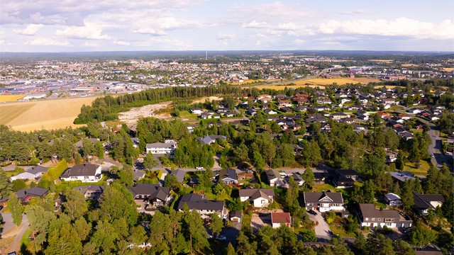 Til byen tar det under 10 minutter enten du tar buss eller kjører egen bil.